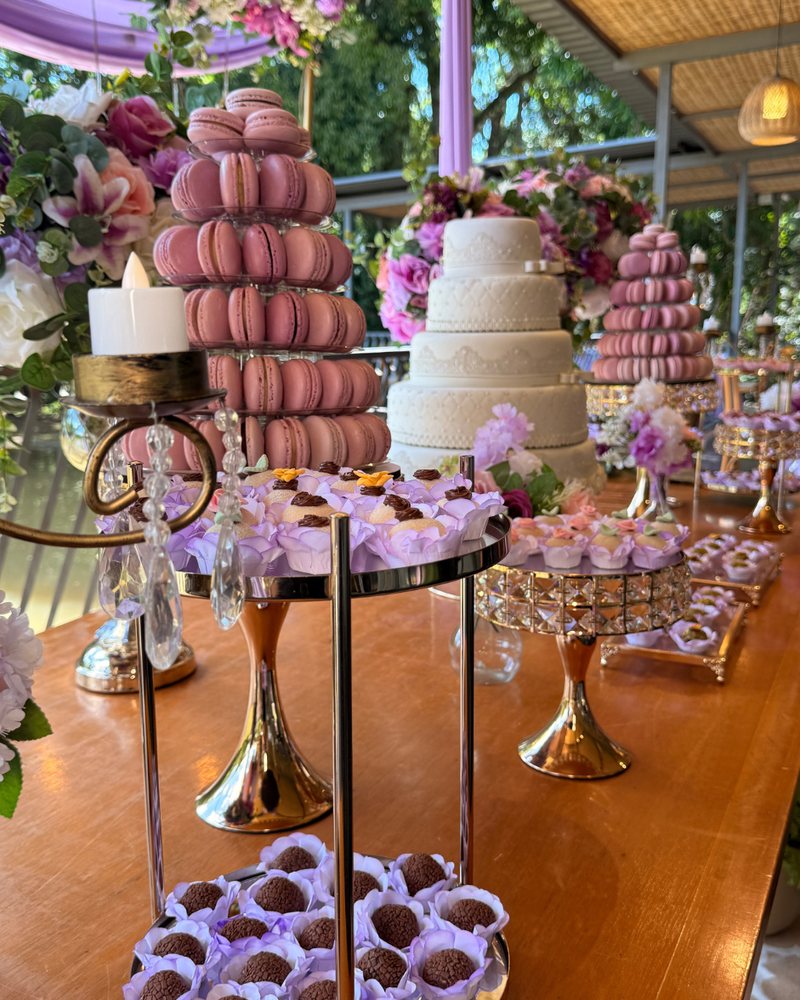 Torre de macarons lilás em festa