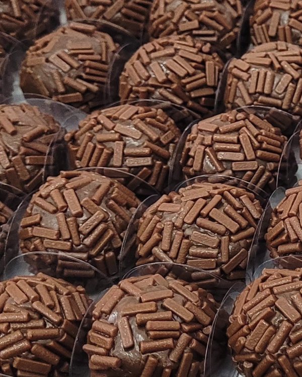 Brigadeiros decorados em forminhas