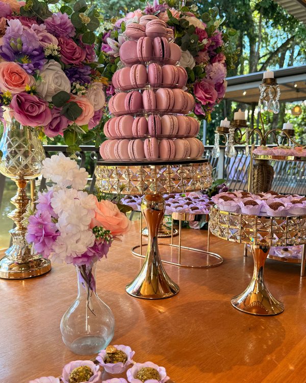 Mesa de festa com torre de macarons
