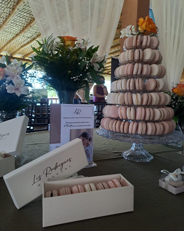 Torre de macarons e caixa Lis Rodrigues em evento