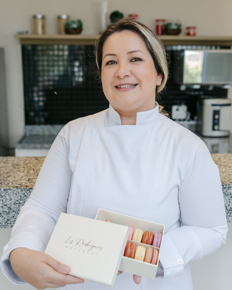 Torre de macarons e caixa personalizada em evento